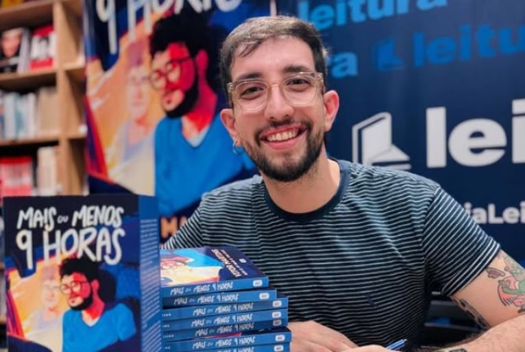 Vitor Martins Fala Sobre Seu Novo Livro Mais Ou Menos 9 Horas