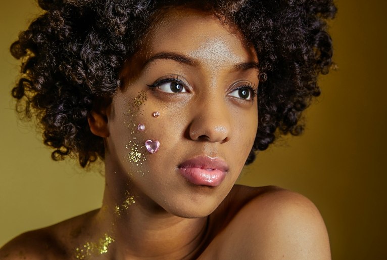 Makes para o Carnaval: veja dicas de beleza para brilhar dos