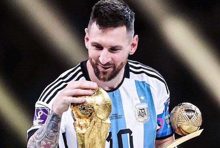 Lionel Messi levanta a taça de campeão do mundo no seu último Mundial,  ultimo campeão mundial 