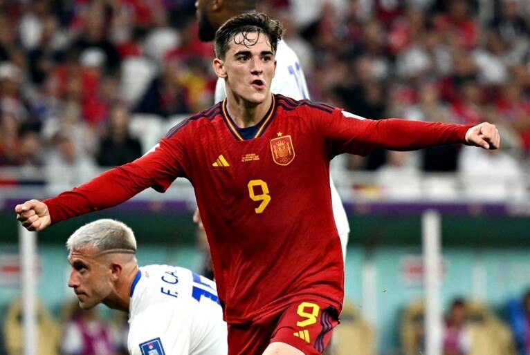 Gavi, da Espanha, se torna o terceiro jogador mais jovem a marcar um gol em  Copas, espanha