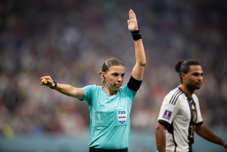 Primeira Mulher A Apitar Um Jogo De Copa Do Mundo Doa Camisa Para Museu