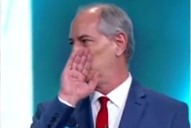 Ciro Gomes muda vers o sobre motivo de cochicho com Bolsonaro