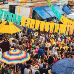 Para sobreviver, bailes de Carnaval se aliam a blocos de rua - 23/02/2020 -  Cotidiano - Folha