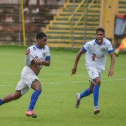 VÍDEO: Jogadora desarma goleira com cabeçada e faz gol inusitado durante  clássico - NSC Total