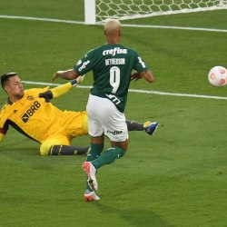 Palmeiras vence Flamengo com Deyverson herói na prorrogação e é