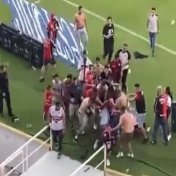 Um dia antes de briga na torcida, jogadores do Querétaro simularam