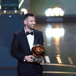 Cristiano Ronaldo recebe Bola de Ouro da FIFA pela segunda vez - SIC  Notícias