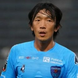 Lenda do futebol japonês, Nakamura se despede dos gramados com