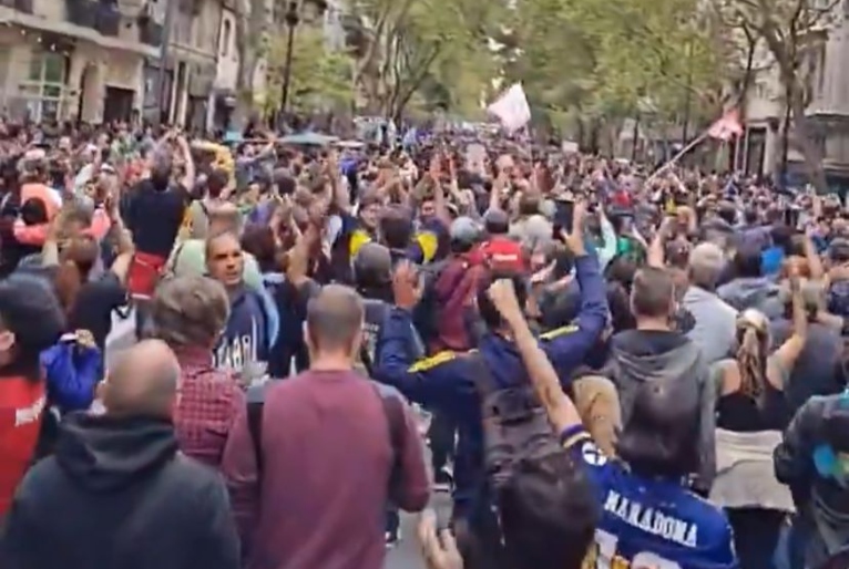 Torcedores de futebol se juntam a aposentados em protestos na Argentina