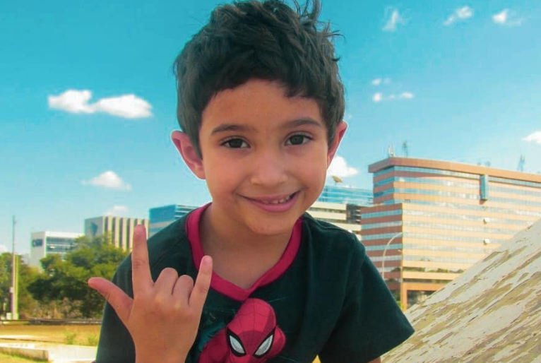 Aos 5 anos, criança de Maceió ensina libras em vídeos pela internet