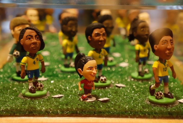 Exposição retrata memória afetiva de brinquedos inspirados no futebol