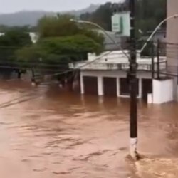 São Paulo entra em estado de atenção para alagamentos, diz CGE - 18/11/2020  - UOL Notícias