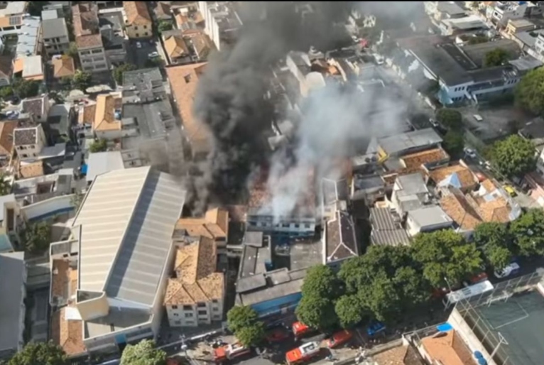 Incêndio atinge fábrica de fantasias no Rio de Janeiro; mais de 10 trabalhadores são resgatados