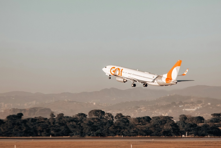 Avião da Gol colide com carro na pista do Galeão durante decolagem; ninguém se feriu