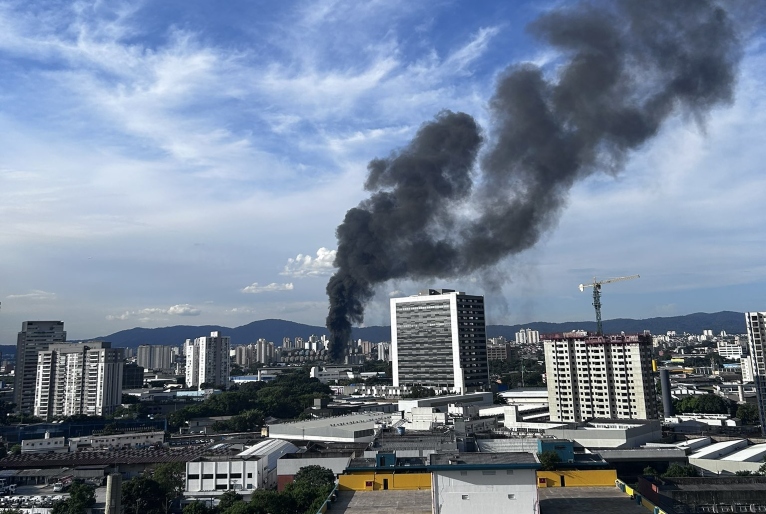 Incêndio atinge galpão industrial na zona norte de São Paulo