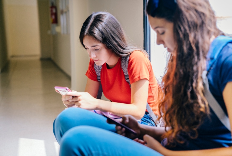 Governo Federal regulamenta lei que proíbe uso de celulares em escolas