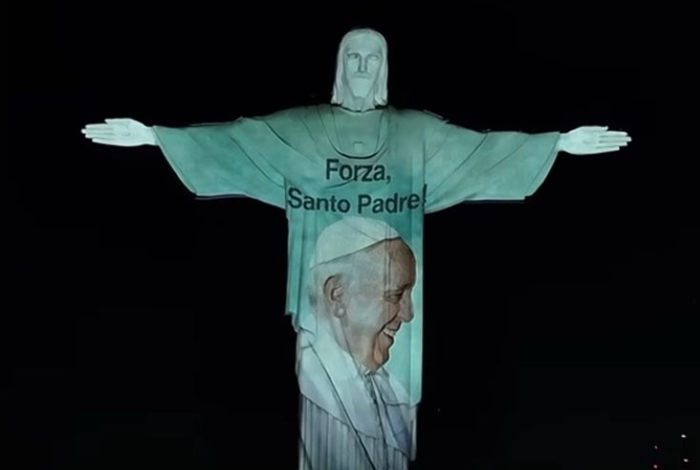 Cristo Redentor recebe projeção em apoio ao papa Francisco; veja 