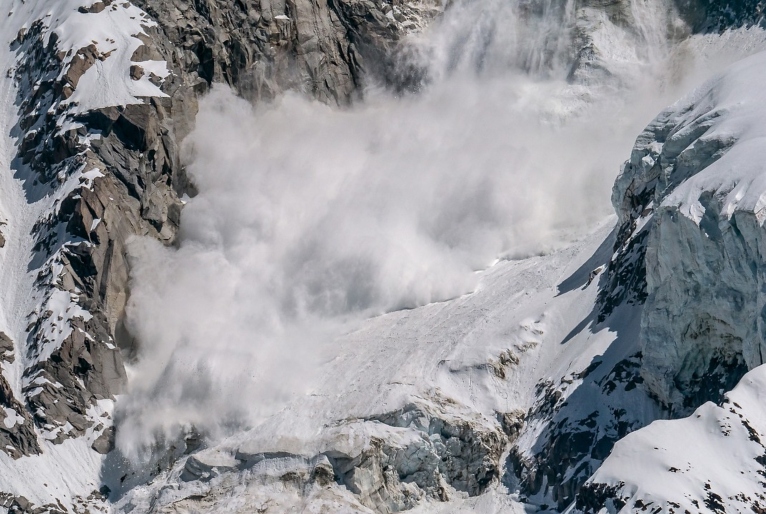 Mais de 50 trabalhadores são soterrados por avalanche no Himalaia indiano