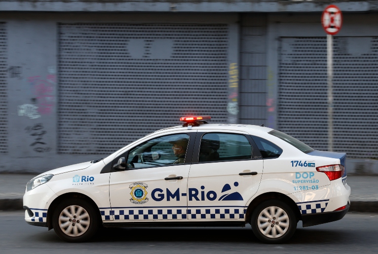 Mulher é presa após morder pessoas em camarote no Sambódromo do Rio