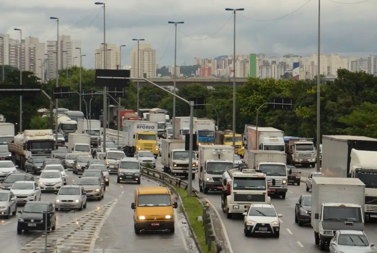 Dois suspeitos são baleados após troca de tiros com a PM na Marginal Tietê, em São Paulo