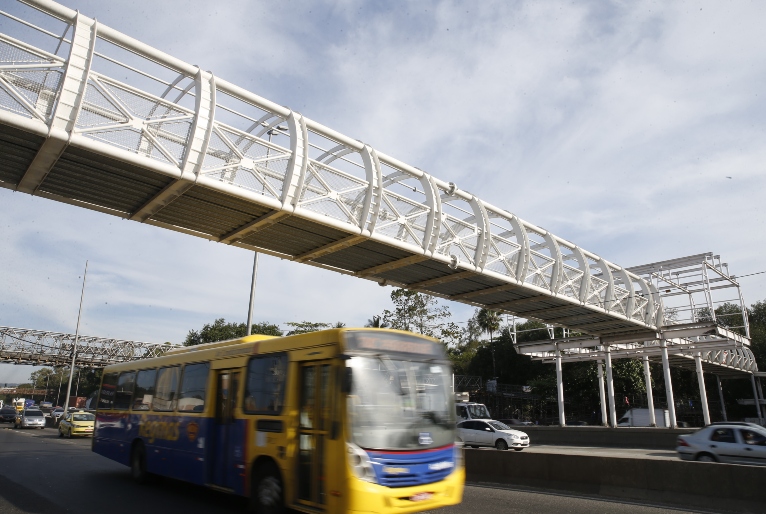 Criminoso sequestra ônibus com 70 passageiros no RJ e é preso em operação policial