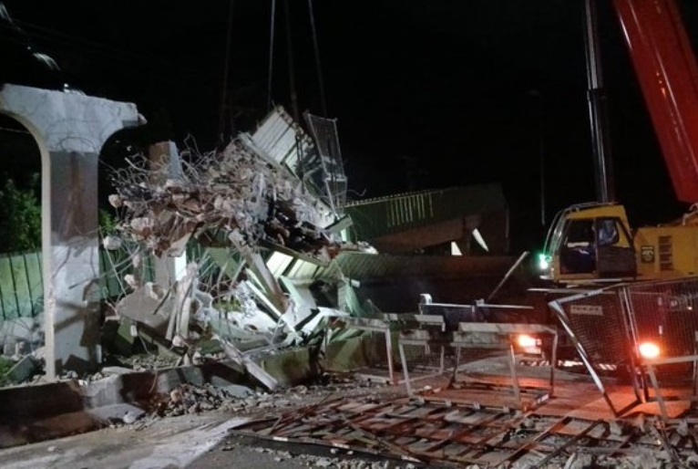 Rodovia Anchieta, em SP, é interditada após carreta derrubar passarela no km 52