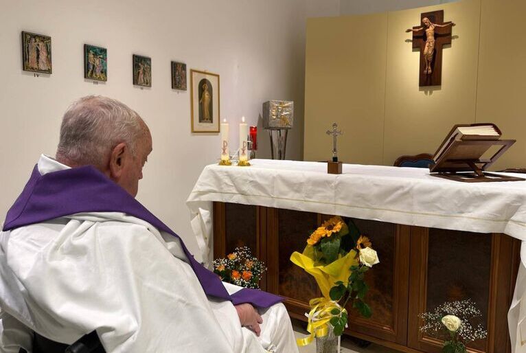 Papa celebra missa em capela do hospital onde está internado em foto divulgada pelo Vaticano 