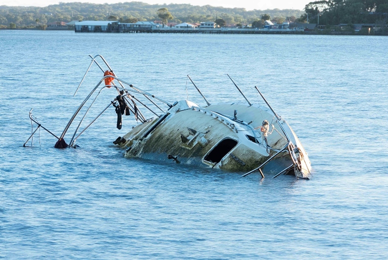 Naufrágio na Itália deixa seis mortos e 40 desaparecidos