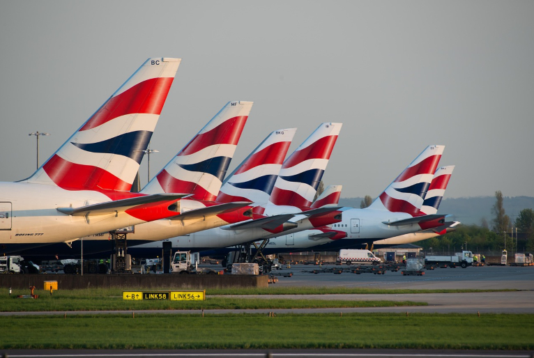 Aeroporto internacional de Heathrow, um dos maiores do planeta, é fechado após incêndio 