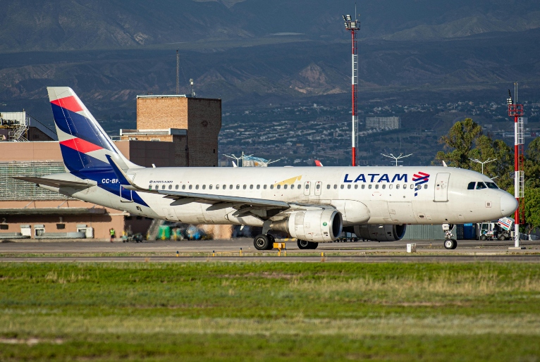 Latam cancela voo de São Paulo para Londres por incêndio perto de aeroporto de Heathrow