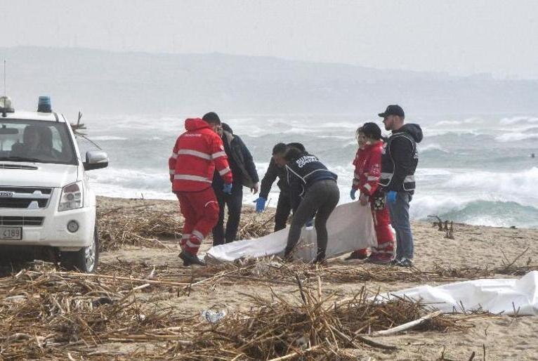 Inmigrantes chinos encontrados muertos en una playa mexicana después de que su barco volcara