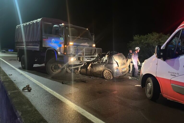 RS: caminh&atilde;o do Ex&eacute;rcito com doa&ccedil;&otilde;es bate de frente com carro na BR-448﻿