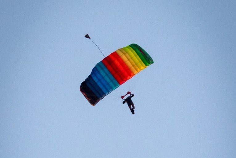 Turista chileno é detido após saltar de base jump de hotel em Copacabana, no RJ