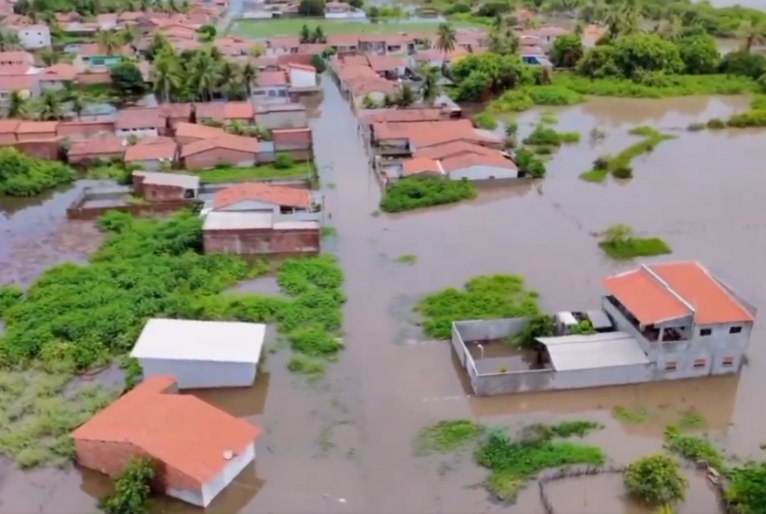 Na Paraíba, Rio Sinimbu transborda e alaga cerca de 200 casas