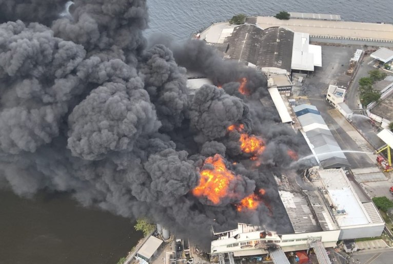 Rio de Janeiro: incêndio de grandes proporções atinge fábrica de óleo na Ilha do Governador