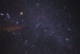 Chuva de meteoros dos rastros do cometa Halley